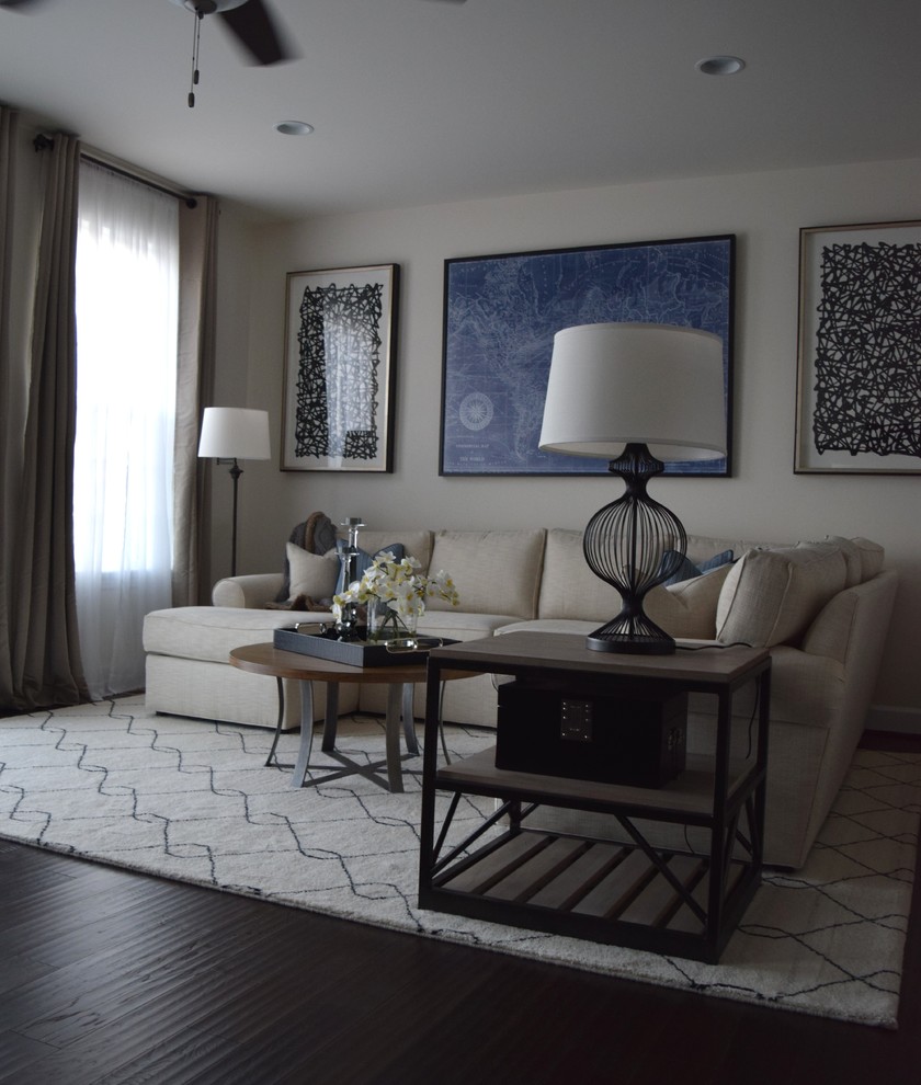 Immagine di un grande soggiorno minimalista chiuso con pareti bianche, parquet scuro, nessun camino e pavimento marrone
