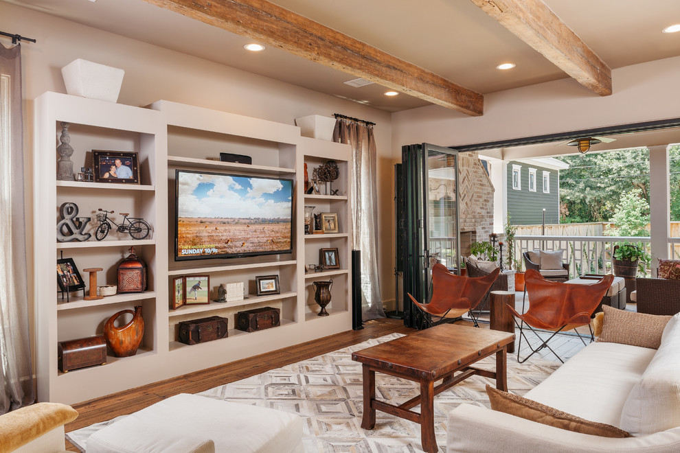 Imagen de sala de estar abierta con suelo de madera en tonos medios, marco de chimenea de ladrillo y pared multimedia
