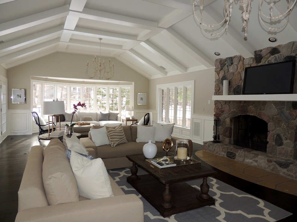 Ejemplo de sala de estar de estilo de casa de campo con suelo de madera oscura, estufa de leña y marco de chimenea de piedra