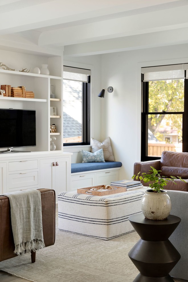 Réalisation d'une salle de séjour champêtre avec un mur blanc, un sol en bois brun, un téléviseur indépendant et un sol marron.
