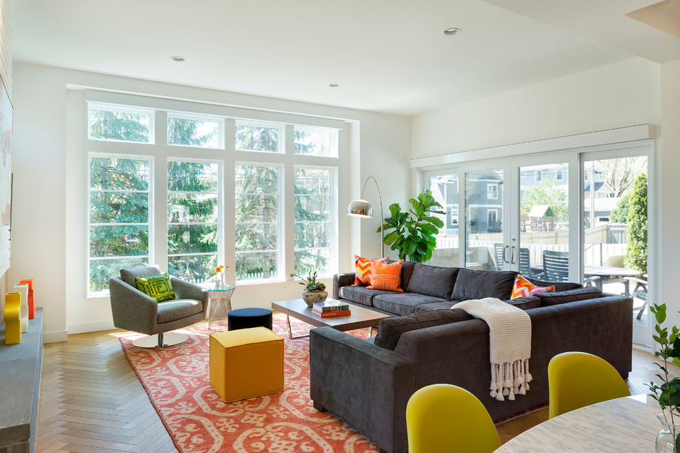 Источник вдохновения для домашнего уюта: открытая гостиная комната в стиле ретро с белыми стенами, светлым паркетным полом, горизонтальным камином и телевизором на стене