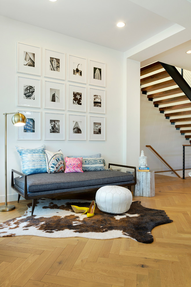 Réalisation d'une salle de séjour vintage ouverte avec un mur blanc, parquet clair, une cheminée ribbon et un téléviseur fixé au mur.