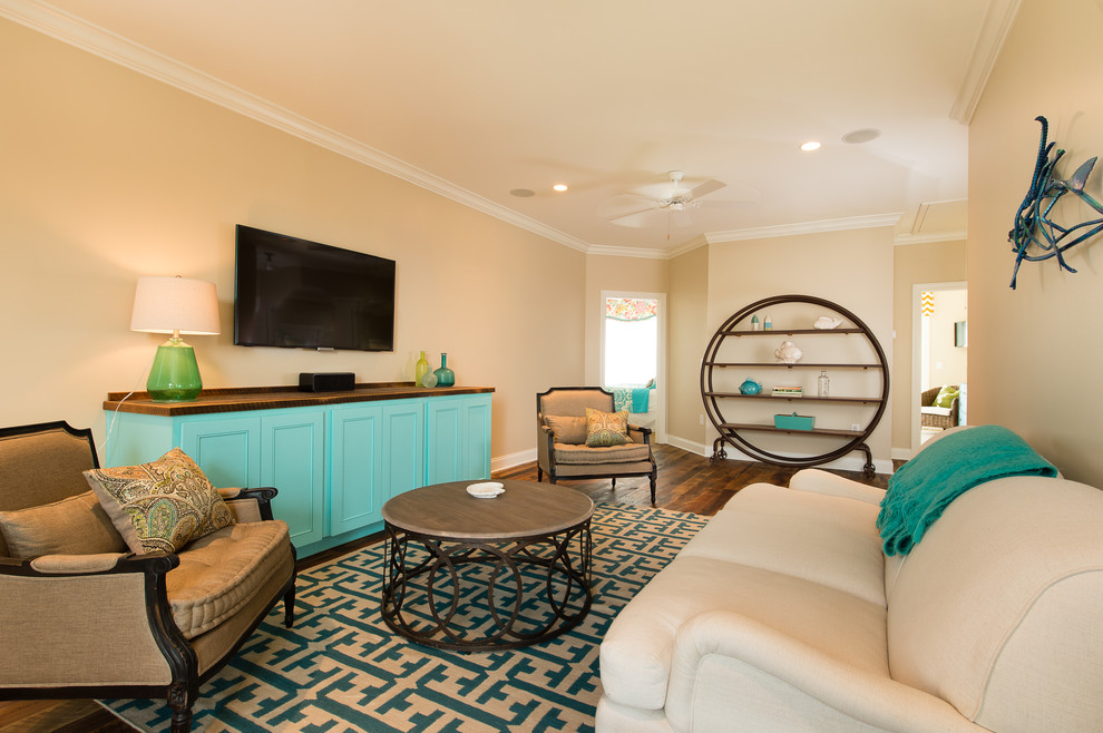 Mittelgroßes, Abgetrenntes Maritimes Wohnzimmer mit beiger Wandfarbe, TV-Wand, dunklem Holzboden und braunem Boden in Charleston