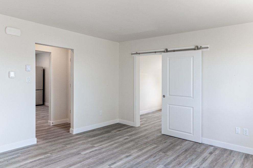 Diseño de sala de estar cerrada clásica de tamaño medio con suelo vinílico y suelo marrón