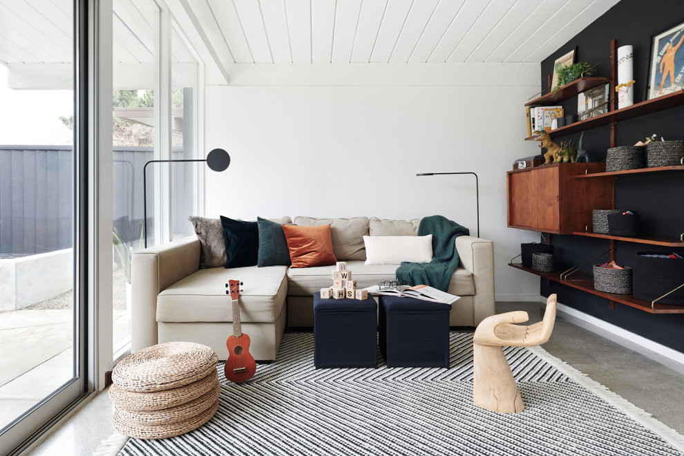 Offenes Retro Wohnzimmer mit weißer Wandfarbe, Betonboden, grauem Boden und Holzdielendecke in San Francisco