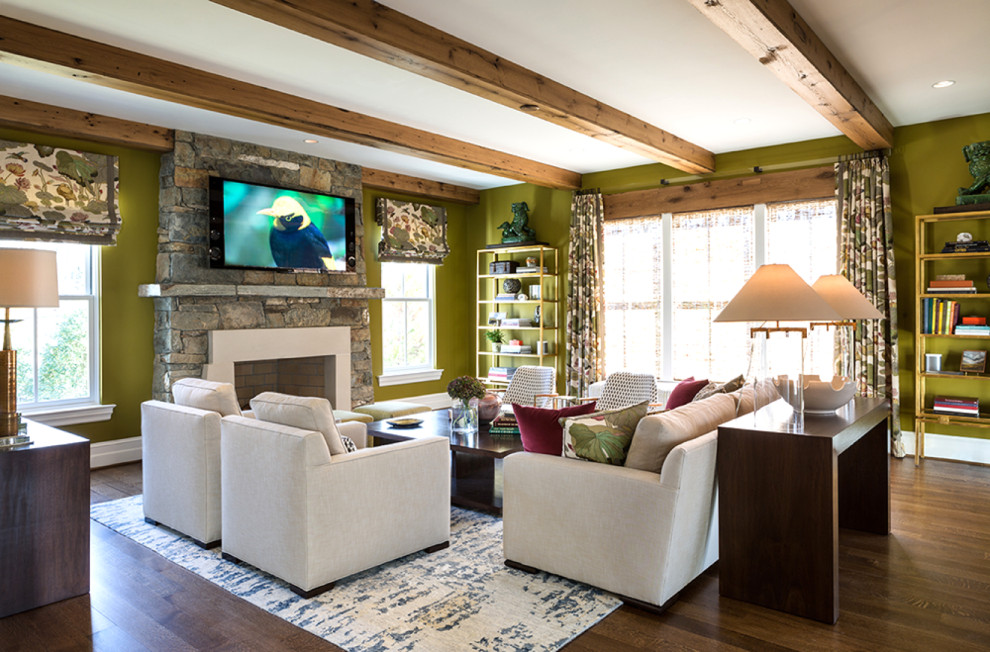 Mittelgroßes, Abgetrenntes Stilmix Wohnzimmer mit grüner Wandfarbe, dunklem Holzboden, Kamin, Kaminumrandung aus Stein, TV-Wand und braunem Boden