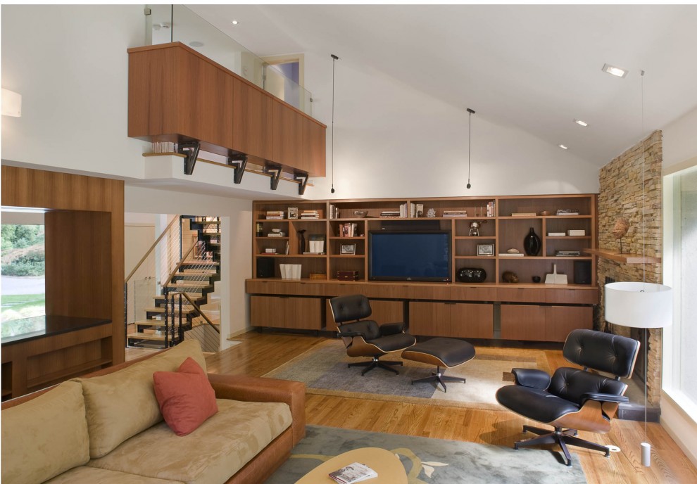 Diseño de sala de estar retro con paredes blancas, suelo de madera en tonos medios, pared multimedia y alfombra