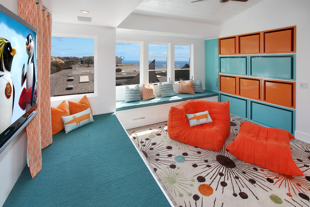 オレンジカウンティにあるビーチスタイルのおしゃれなファミリールーム (白い壁、壁掛け型テレビ) の写真