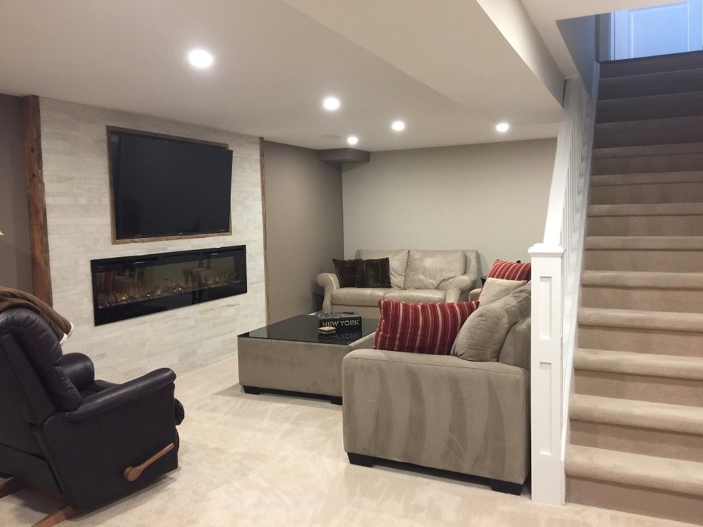 Diseño de sala de estar cerrada actual de tamaño medio con paredes grises, moqueta, chimenea lineal, marco de chimenea de baldosas y/o azulejos y televisor colgado en la pared