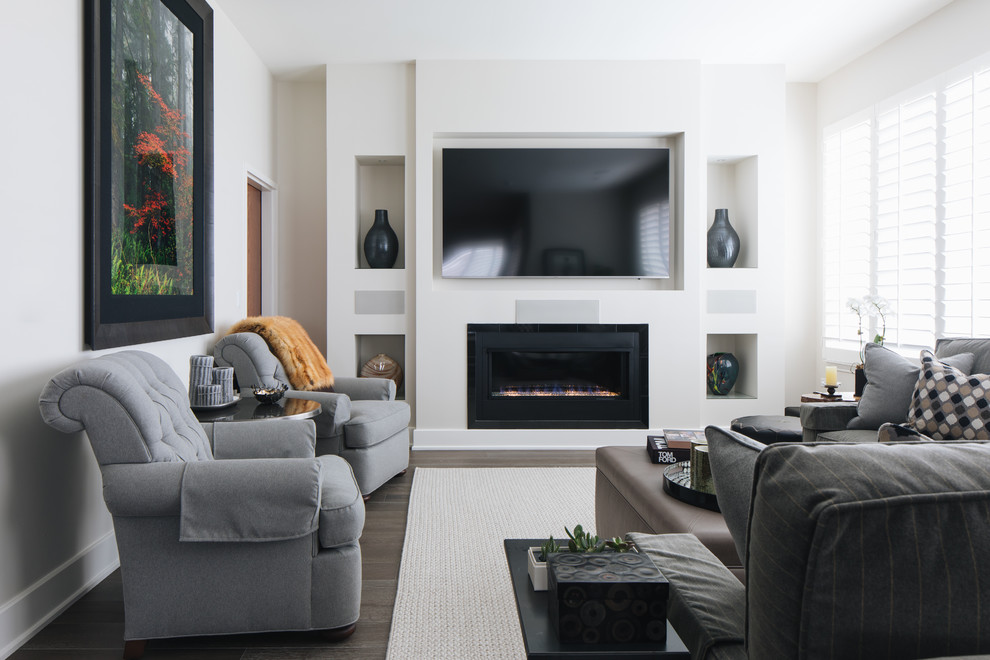 Immagine di un soggiorno classico di medie dimensioni e aperto con pareti grigie, pavimento in legno massello medio, parete attrezzata e pavimento marrone