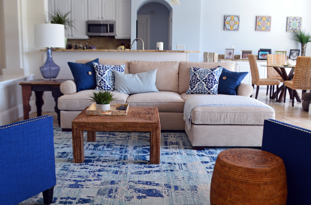 Modelo de sala de estar abierta marinera de tamaño medio con paredes azules, suelo de baldosas de cerámica, pared multimedia y suelo beige