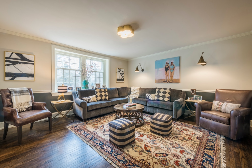 Ispirazione per un soggiorno tradizionale di medie dimensioni e chiuso con pareti beige, pavimento in legno massello medio, TV a parete e pavimento marrone