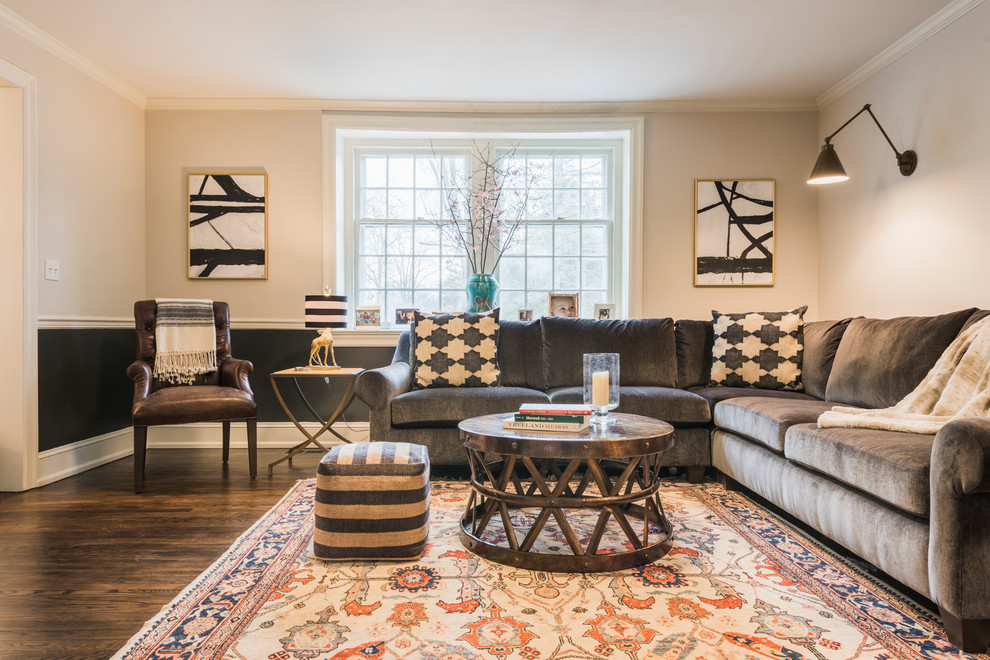 Mittelgroßes, Abgetrenntes Klassisches Wohnzimmer mit beiger Wandfarbe, braunem Holzboden, TV-Wand und braunem Boden in Philadelphia