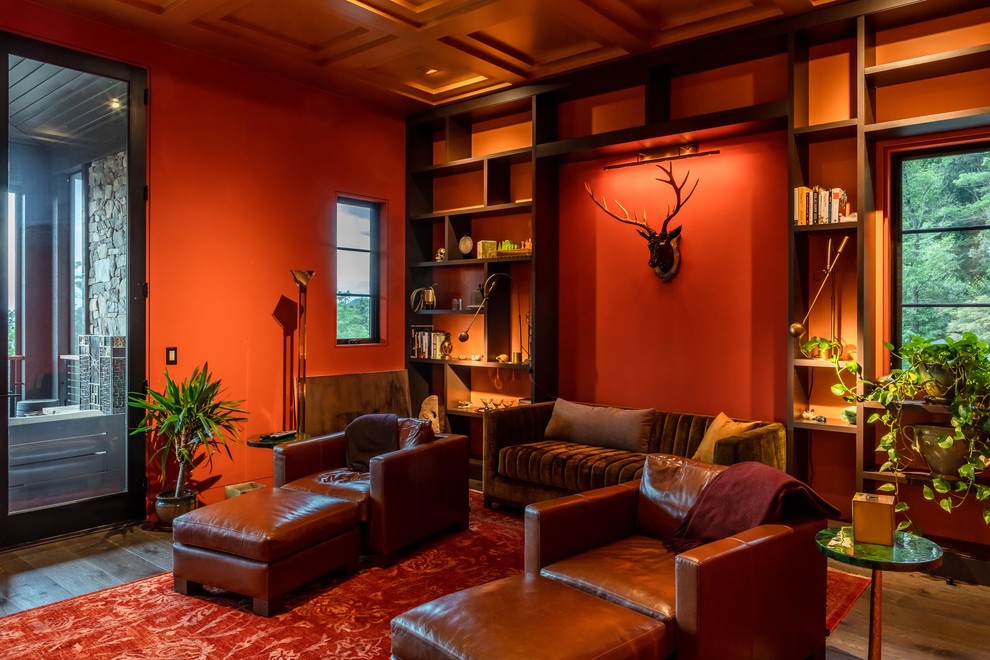 Mittelgroße, Abgetrennte Moderne Bibliothek mit roter Wandfarbe, Keramikboden und beigem Boden in Sonstige