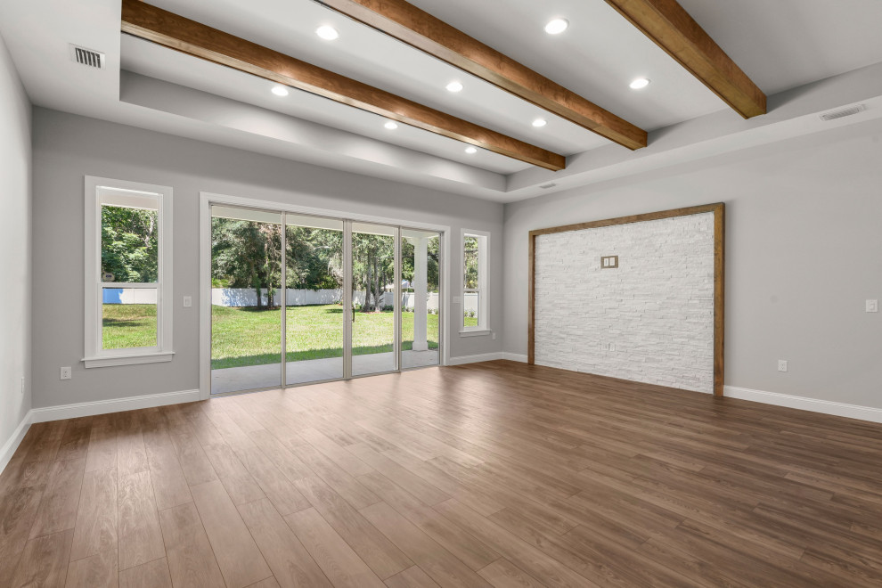 Источник вдохновения для домашнего уюта: большая открытая гостиная комната в стиле кантри с серыми стенами, полом из винила, коричневым полом и балками на потолке
