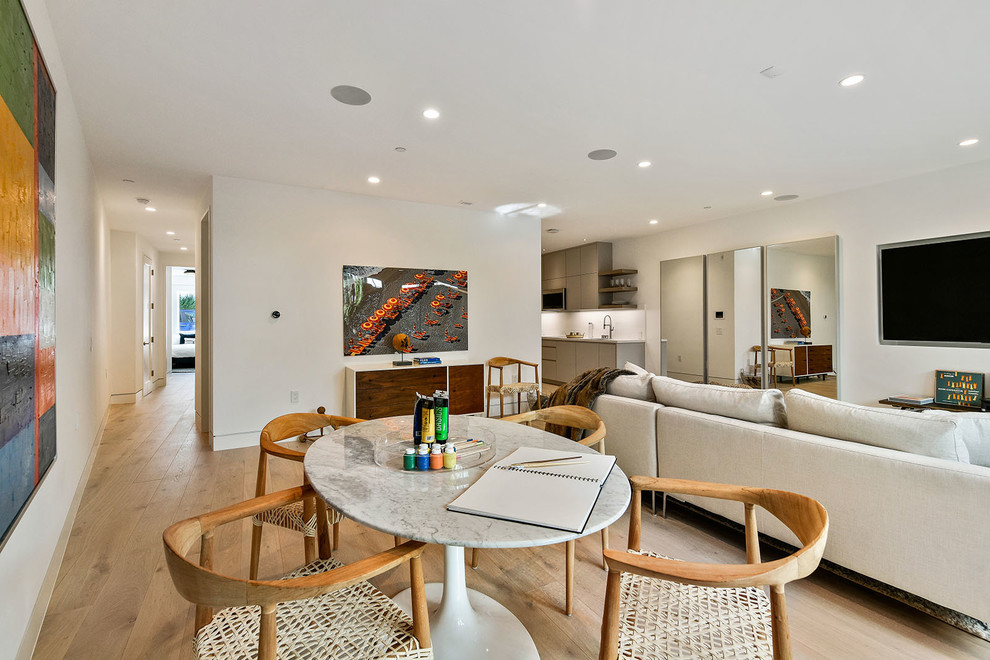 Großes, Abgetrenntes Modernes Wohnzimmer ohne Kamin mit weißer Wandfarbe, hellem Holzboden und TV-Wand in San Francisco