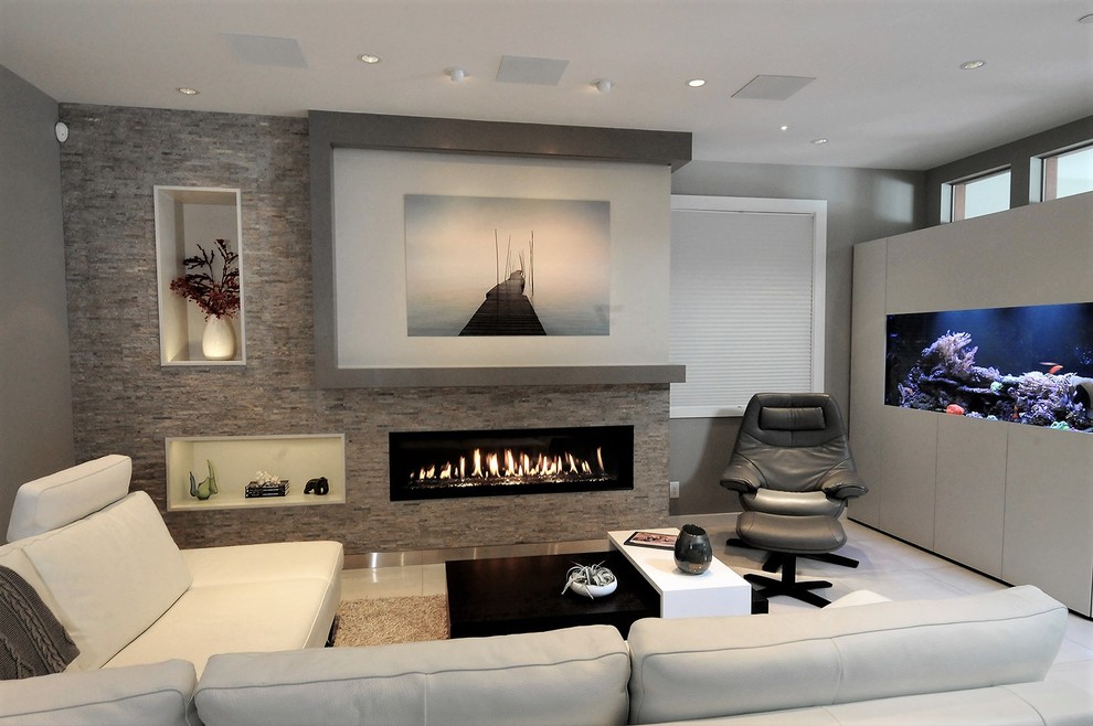 Пример оригинального дизайна: гостиная комната среднего размера в современном стиле с серыми стенами, полом из керамической плитки, горизонтальным камином, фасадом камина из камня, скрытым телевизором и белым полом