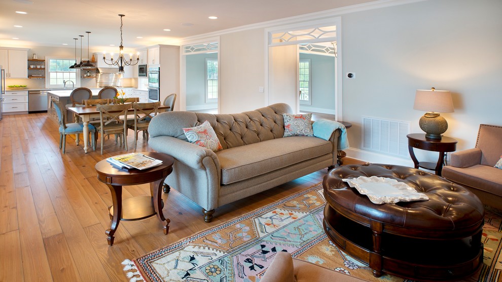 Foto de sala de estar abierta campestre grande con paredes grises y suelo de madera en tonos medios