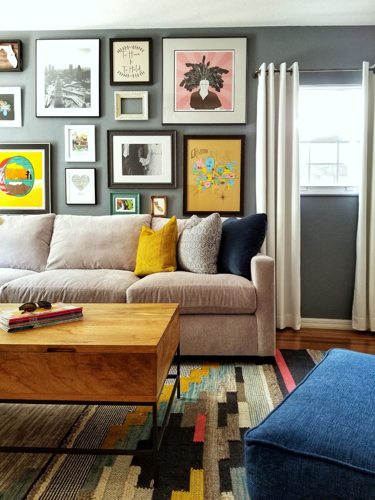 Immagine di un soggiorno contemporaneo con pareti grigie, pavimento in legno massello medio e pavimento marrone