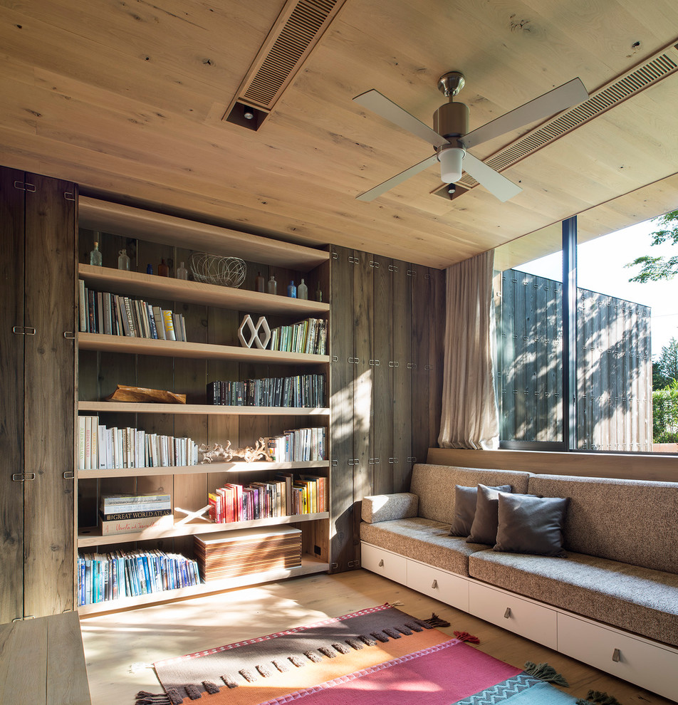 Mittelgroße Moderne Bibliothek mit hellem Holzboden in New York