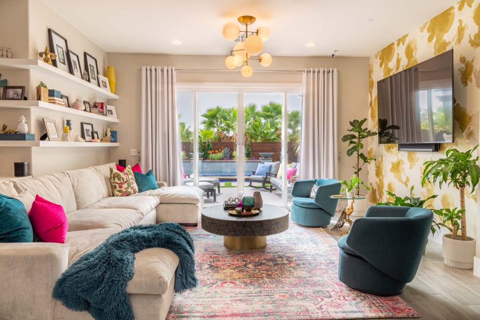 Offenes Modernes Wohnzimmer ohne Kamin mit beiger Wandfarbe, TV-Wand und braunem Boden in Las Vegas