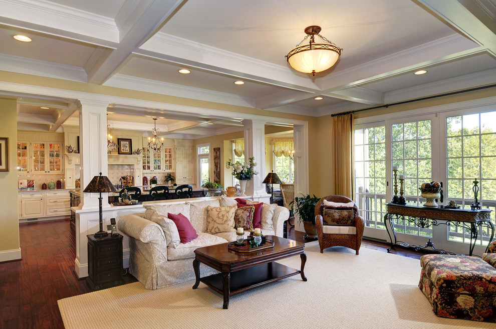 Imagen de sala de estar clásica renovada de tamaño medio con suelo de madera oscura