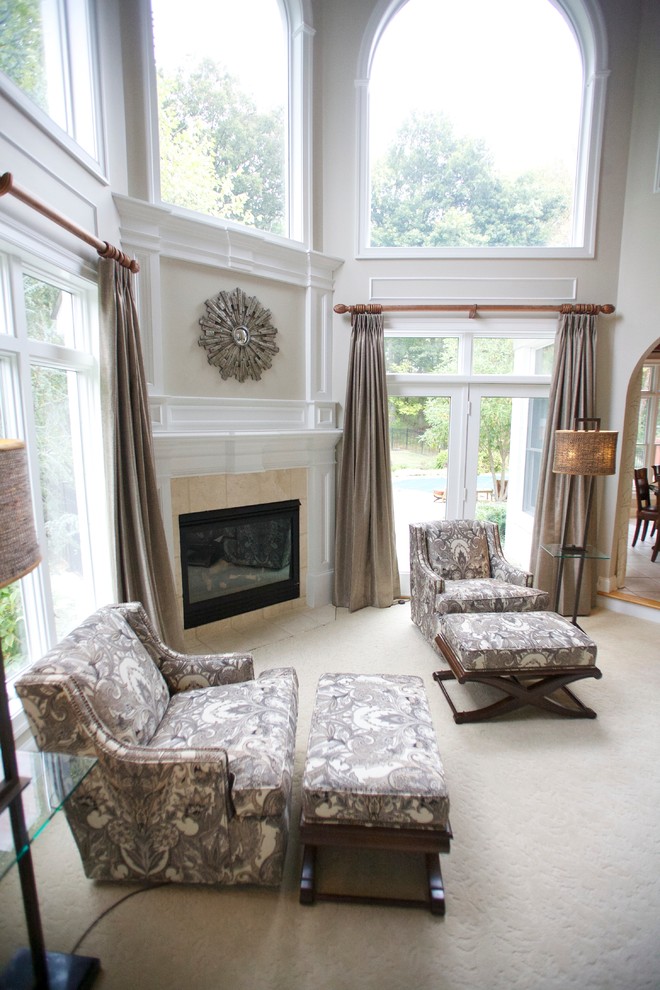 Ejemplo de sala de estar tradicional renovada de tamaño medio con moqueta, chimenea de esquina, marco de chimenea de baldosas y/o azulejos y suelo beige