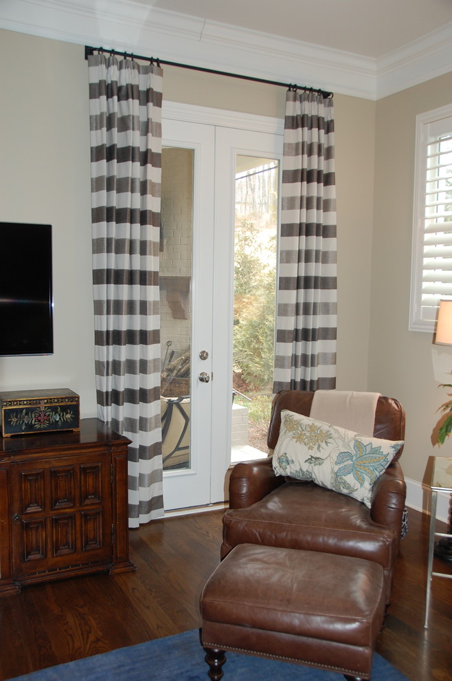 Foto di un soggiorno tradizionale di medie dimensioni e chiuso con pareti beige, parquet scuro, nessun camino e TV a parete