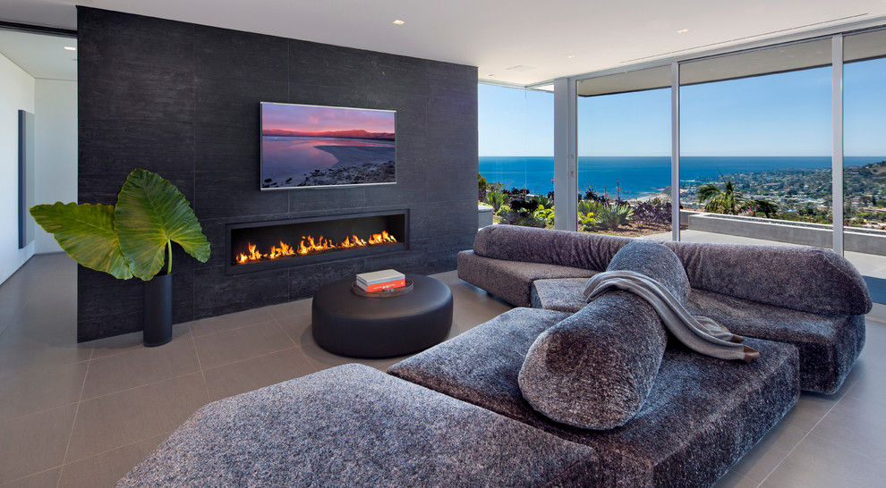 Foto de sala de estar abierta contemporánea con chimenea lineal, televisor colgado en la pared, marco de chimenea de baldosas y/o azulejos y alfombra