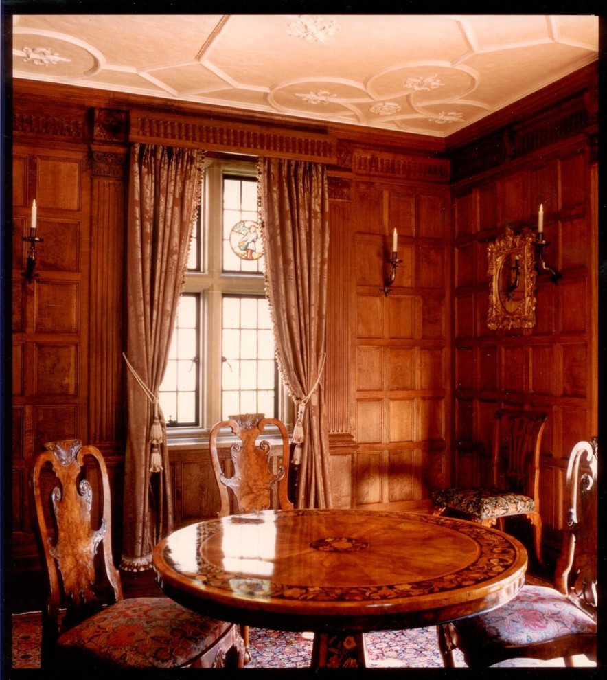 Ejemplo de sala de estar cerrada tradicional de tamaño medio con suelo de madera en tonos medios