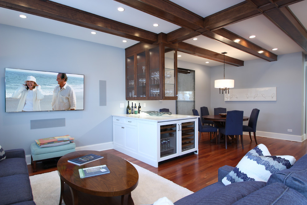Стильный дизайн: открытая гостиная комната среднего размера в современном стиле с домашним баром, синими стенами, паркетным полом среднего тона и телевизором на стене - последний тренд