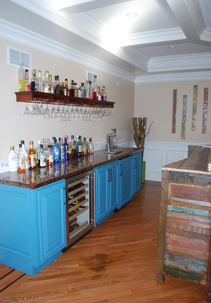 Home bar - transitional home bar idea in Chicago