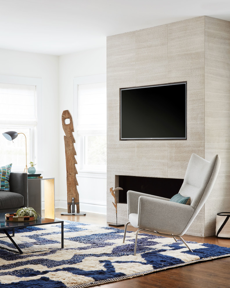 Exemple d'une grande salle de séjour chic ouverte avec un mur blanc, un sol en bois brun, une cheminée standard, un manteau de cheminée en carrelage, un téléviseur encastré et un sol marron.
