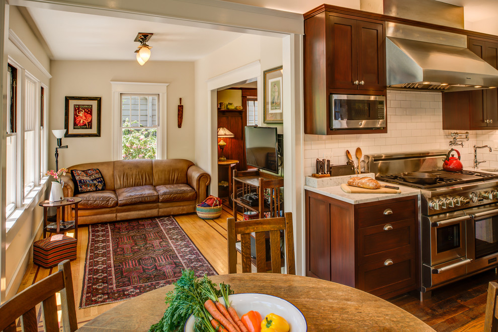 Cette image montre une petite salle de séjour craftsman avec un sol marron, parquet clair, aucune cheminée et un téléviseur fixé au mur.