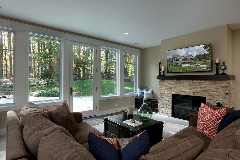 Идея дизайна: гостиная комната в стиле кантри с бежевыми стенами, ковровым покрытием, стандартным камином и телевизором на стене
