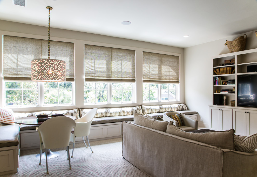Идея дизайна: гостиная комната в классическом стиле с ковровым покрытием
