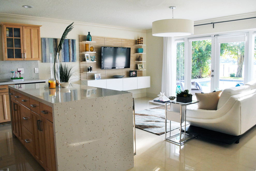 Imagen de sala de estar abierta actual de tamaño medio con paredes beige y suelo de baldosas de porcelana