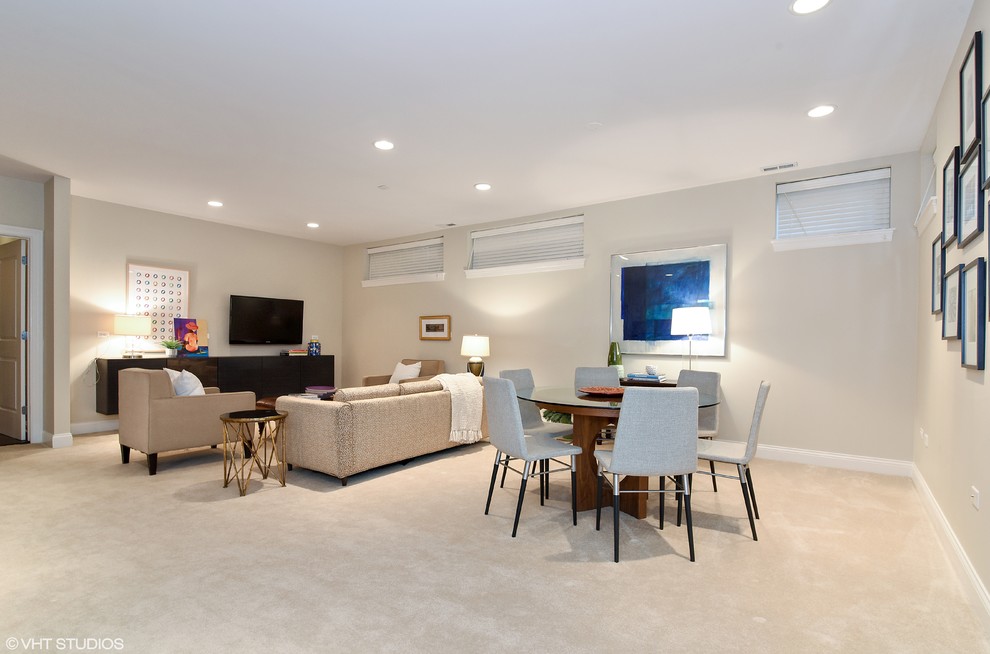 Imagen de sala de estar cerrada tradicional renovada grande con paredes beige, moqueta, televisor colgado en la pared y suelo beige
