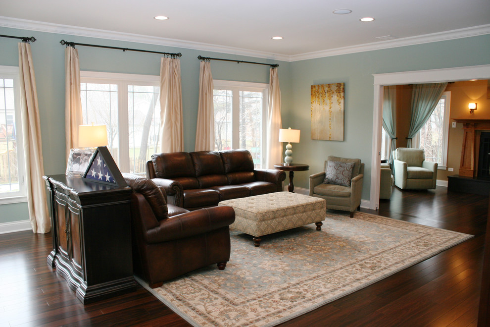На фото: гостиная комната среднего размера в классическом стиле с синими стенами и темным паркетным полом