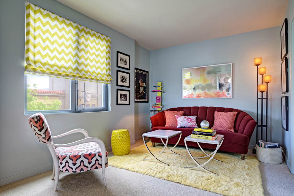 Diseño de sala de estar con biblioteca cerrada bohemia pequeña con paredes azules y moqueta