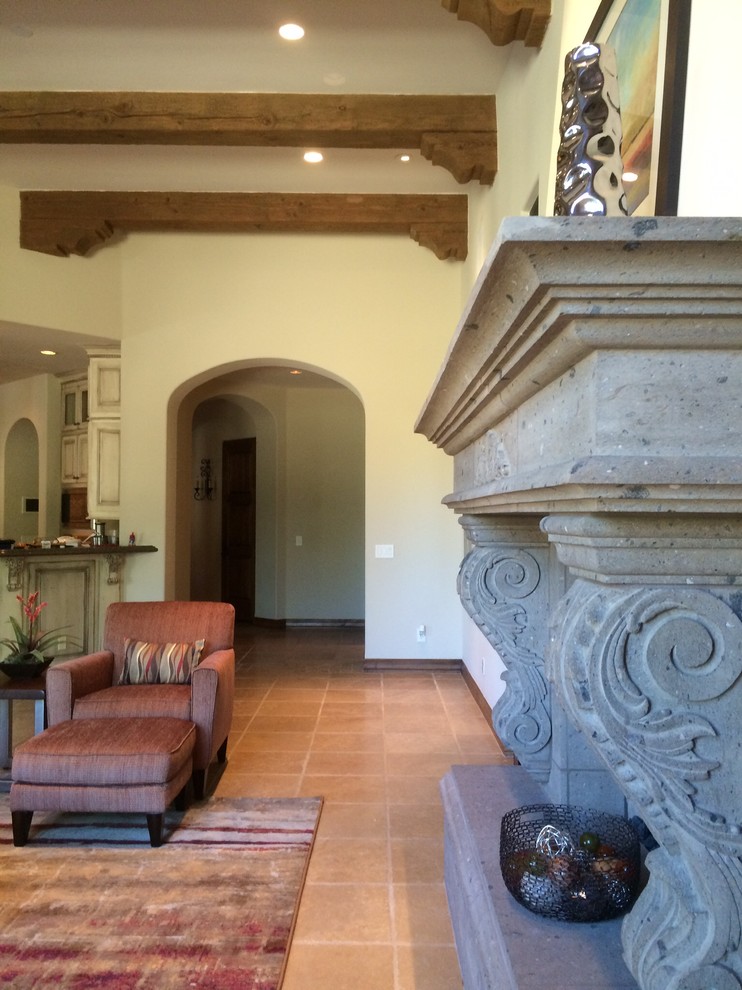 Imagen de sala de estar abierta ecléctica grande con suelo de travertino, todas las chimeneas y marco de chimenea de piedra