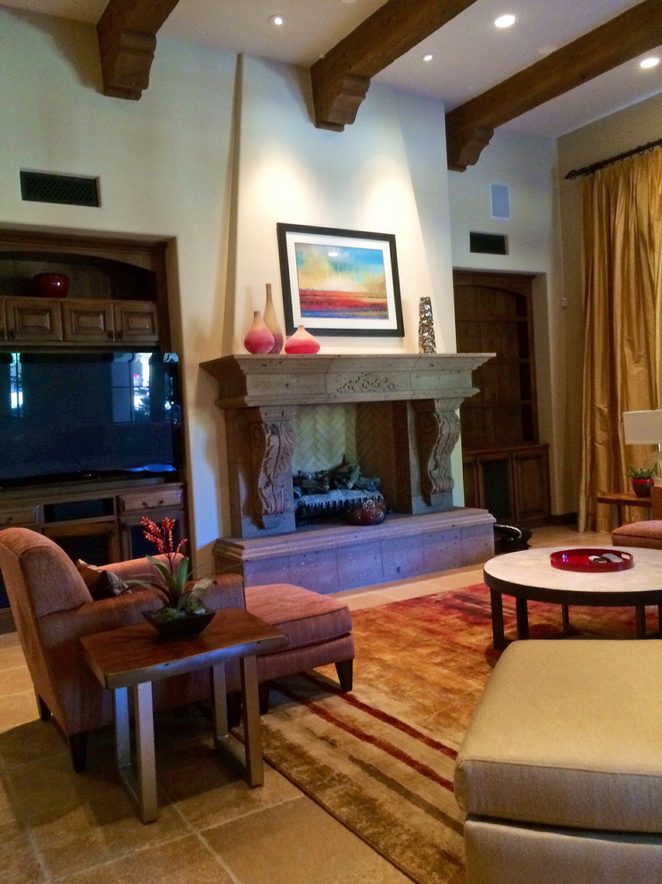 Ejemplo de sala de estar abierta ecléctica grande con suelo de travertino, todas las chimeneas y marco de chimenea de piedra