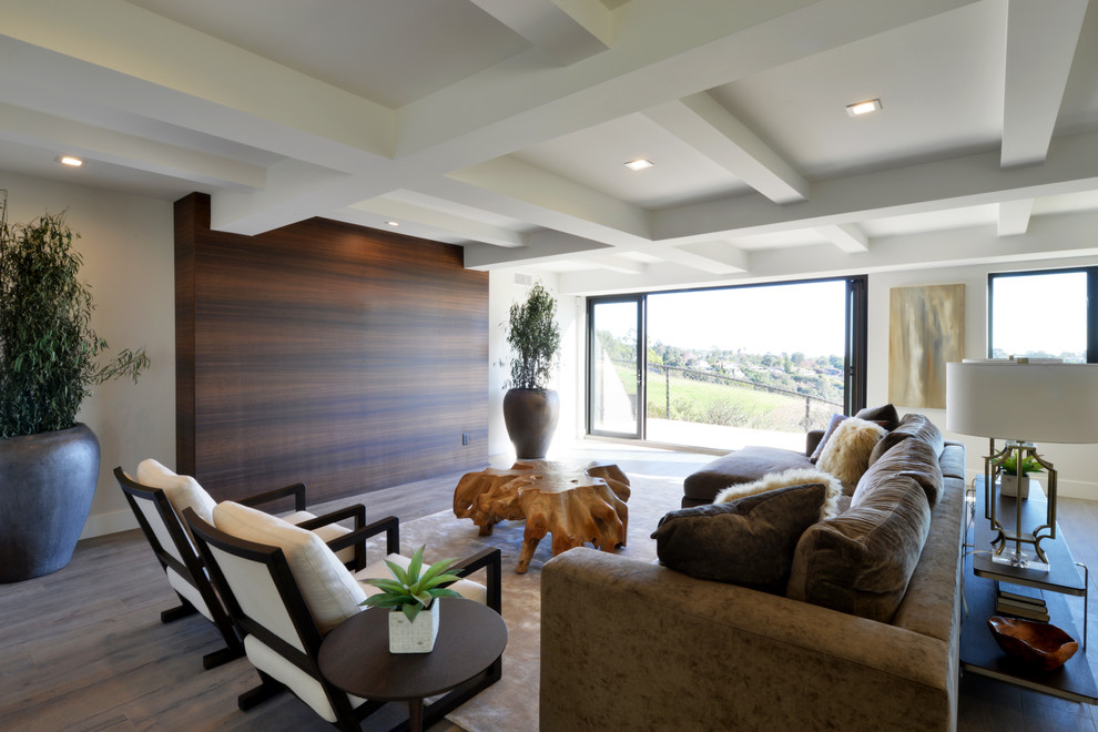 Großes, Abgetrenntes Modernes Wohnzimmer ohne Kamin mit Hausbar, weißer Wandfarbe, hellem Holzboden und TV-Wand in San Diego