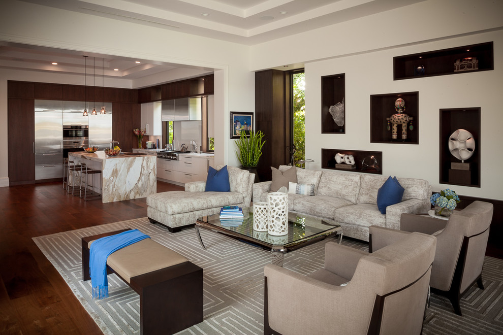 Foto de sala de estar abierta contemporánea de tamaño medio sin chimenea con paredes beige, suelo de madera en tonos medios y suelo marrón