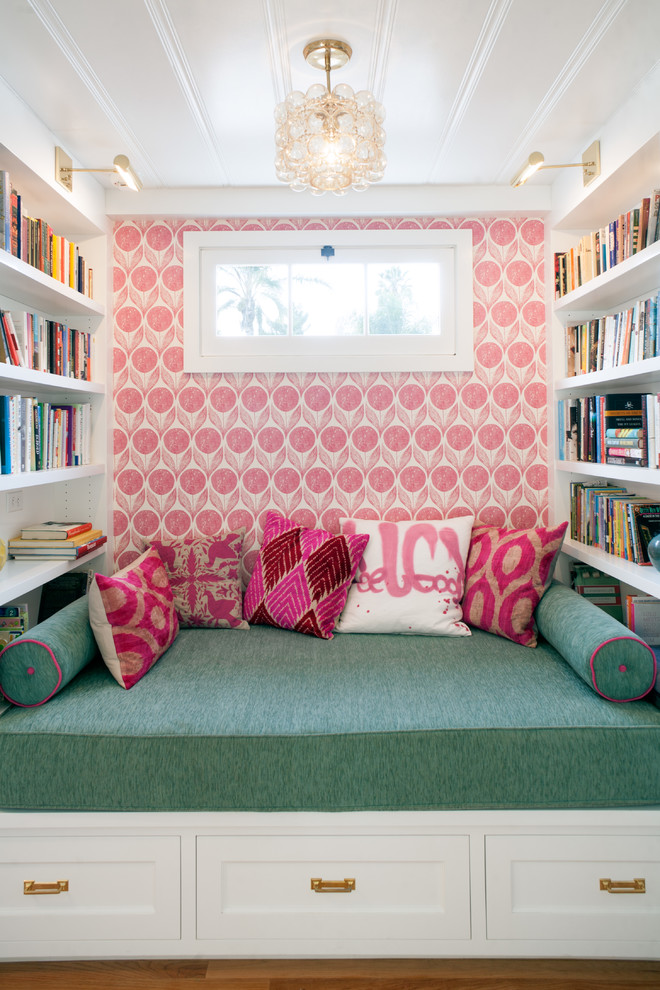 Inspiration för mellanstora moderna allrum på loftet, med ett bibliotek, vita väggar och mellanmörkt trägolv