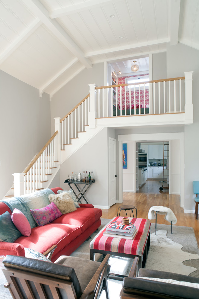 Aménagement d'une salle de séjour contemporaine de taille moyenne et ouverte avec un mur blanc, un sol en bois brun, une cheminée standard et un manteau de cheminée en carrelage.