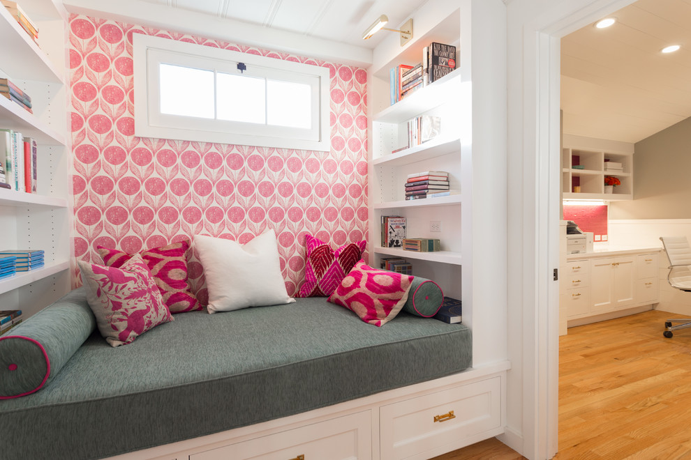 На фото: маленькая гостиная комната в стиле неоклассика (современная классика) с розовыми стенами и светлым паркетным полом без камина, телевизора для на участке и в саду