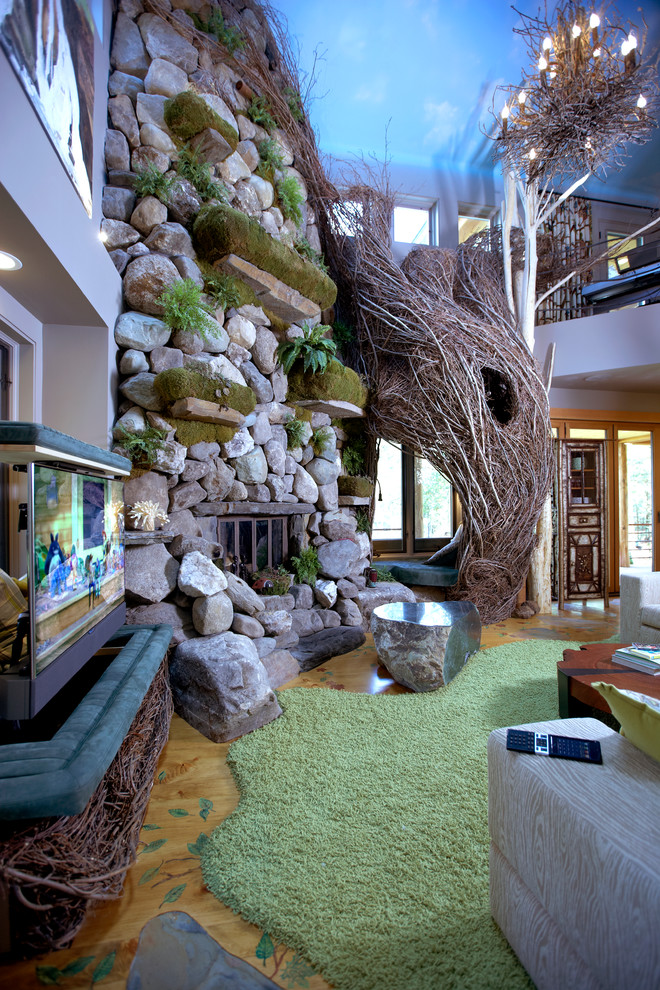 Свежая идея для дизайна: гостиная комната в стиле фьюжн с деревянным полом - отличное фото интерьера