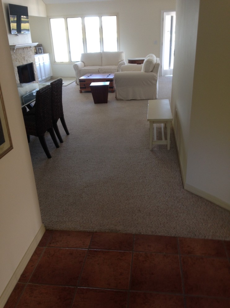 Идея дизайна: гостиная комната в современном стиле с ковровым покрытием
