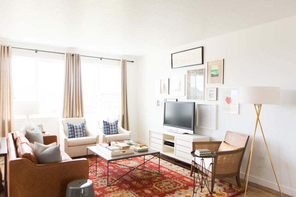 Источник вдохновения для домашнего уюта: открытая гостиная комната в стиле неоклассика (современная классика) с белыми стенами и отдельно стоящим телевизором